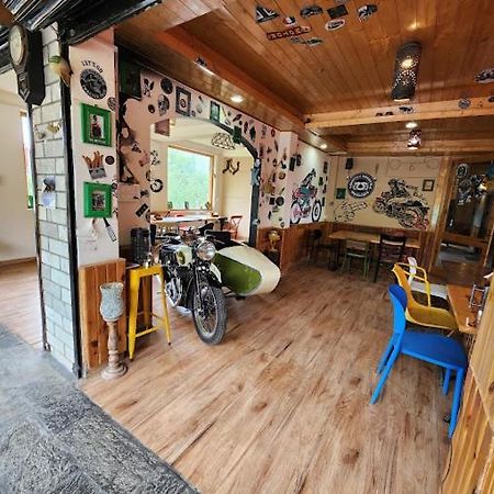 Throttle Shrottle Moto Hostel Manāli Exteriör bild