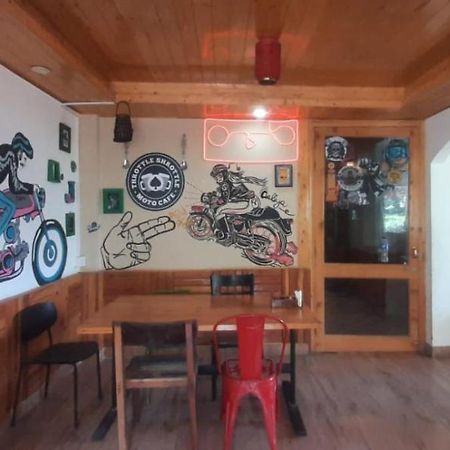 Throttle Shrottle Moto Hostel Manāli Exteriör bild