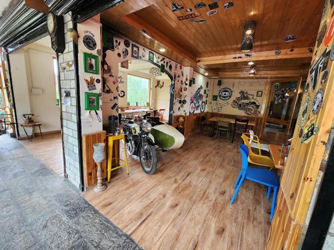 Throttle Shrottle Moto Hostel Manāli Exteriör bild