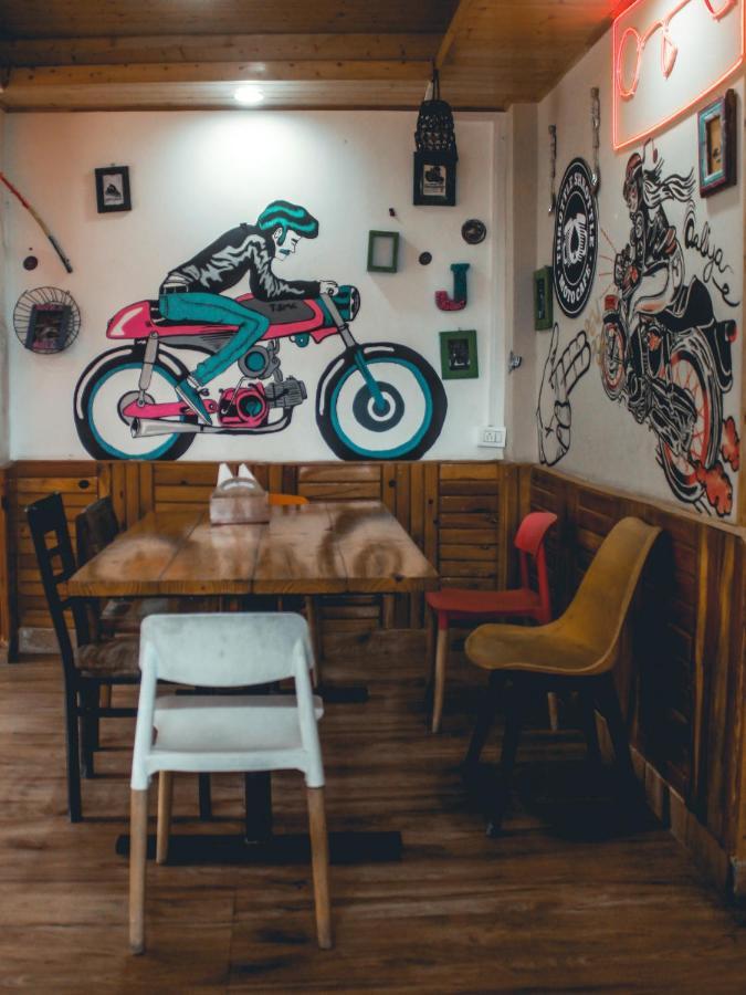 Throttle Shrottle Moto Hostel Manāli Exteriör bild