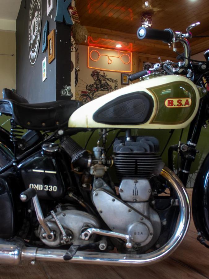 Throttle Shrottle Moto Hostel Manāli Exteriör bild