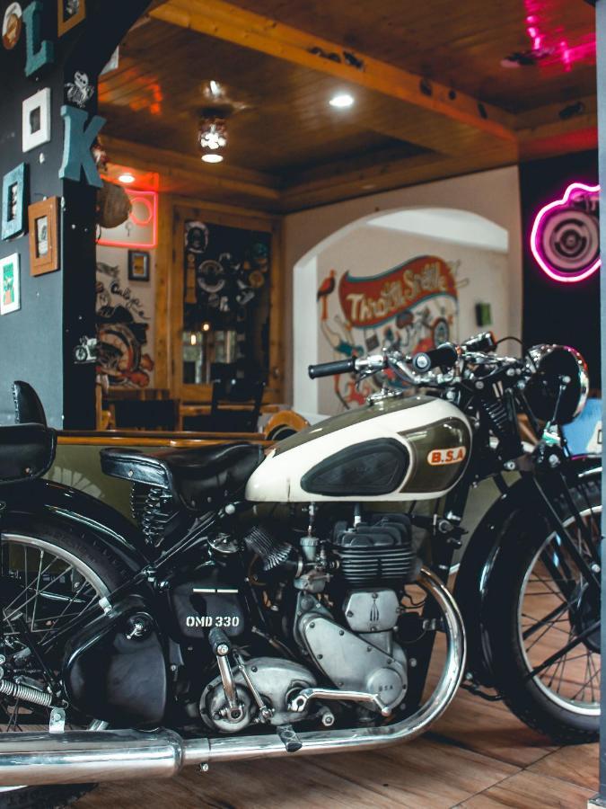 Throttle Shrottle Moto Hostel Manāli Exteriör bild