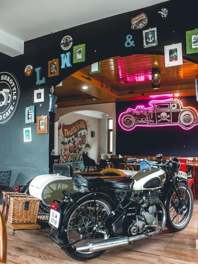 Throttle Shrottle Moto Hostel Manāli Exteriör bild